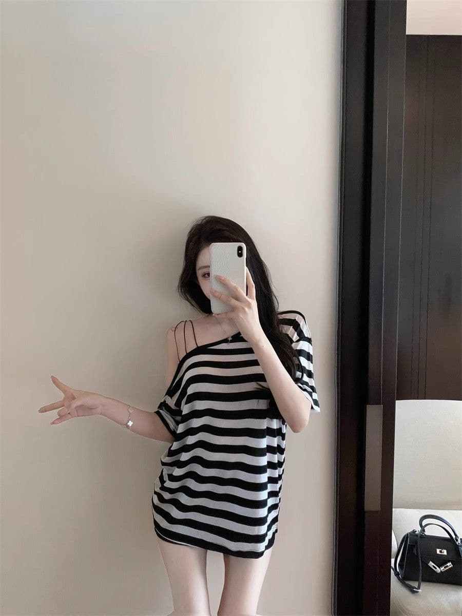 느긋한 느슨함 센스 오프숄더 슬림해 보이는 반소매 맨위 여성 여름 불규칙 디자인 스트라이프 스트랩 비스듬한 어깨 티셔츠 상세 이미지 10