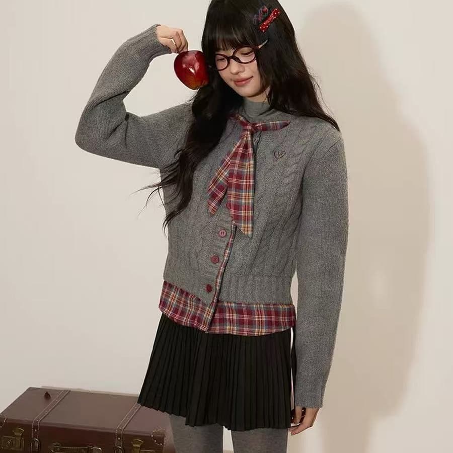 2026 새로운 캠퍼스 바람 레트로 페이크 레이어드 배색 스웨터 체크무늬 패치워크 자수 오픈 가디건 마 무늬 트렌드 섹션