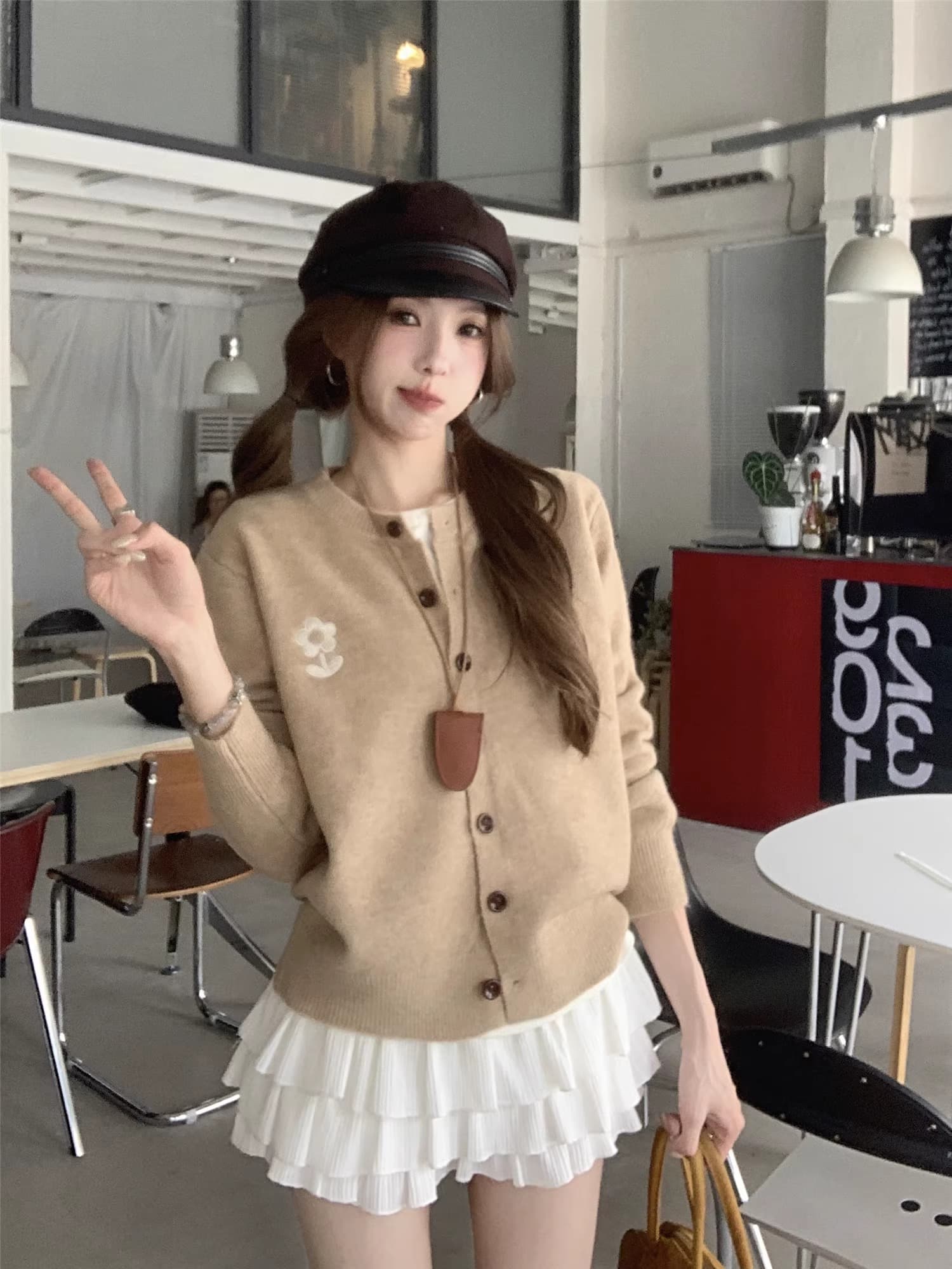 2025 가을 새로운 한 부서 디자인 센스 고급 센스 다용도 작은 꽃 자수 싱글 줄 버튼 긴팔 니트 스웨터 여성 상세 이미지 3