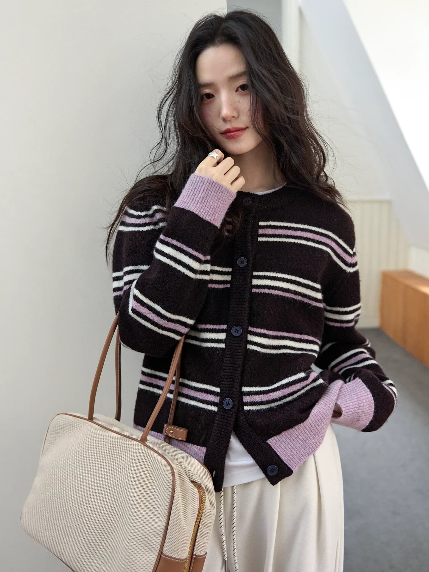 블랙 커피 배색 스트라이프 양모 스웨터 오픈 가디건 여성 겨울 부드러운 찹쌀 슬림해 보이는 루즈핏 짧은 외투 상세 이미지 4