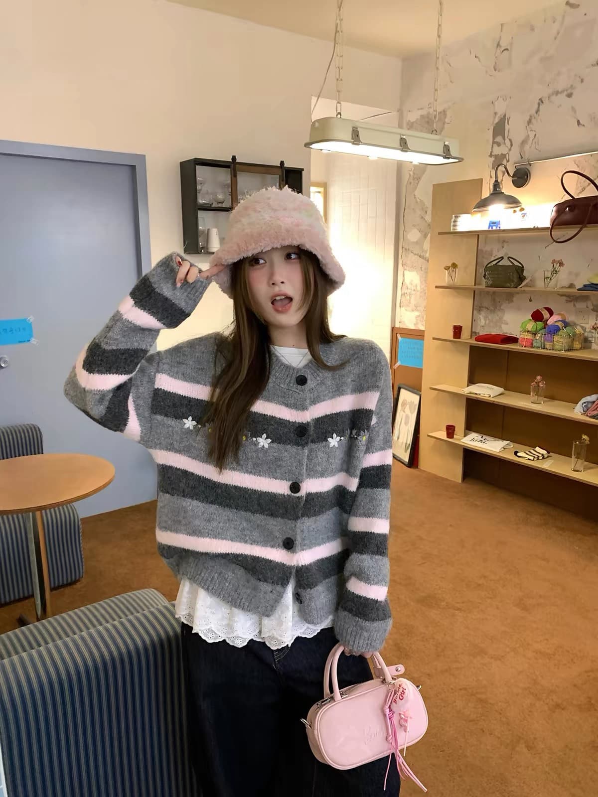 레트로 스트라이프 스웨터 여자 루즈핏 홍콩 느낌 디자인 센스 두꺼운 풀오버 니트 스웨터 맨위 상세 이미지 2