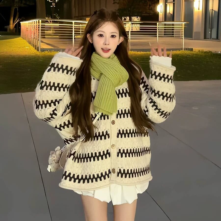 레트로 배색 스트라이프 스웨터 여자 2026 가을 겨울철 새로운 느긋한 바람 싱글 줄 버튼 니트 스웨터 두꺼운 맨위 트렌디 상세 이미지 1