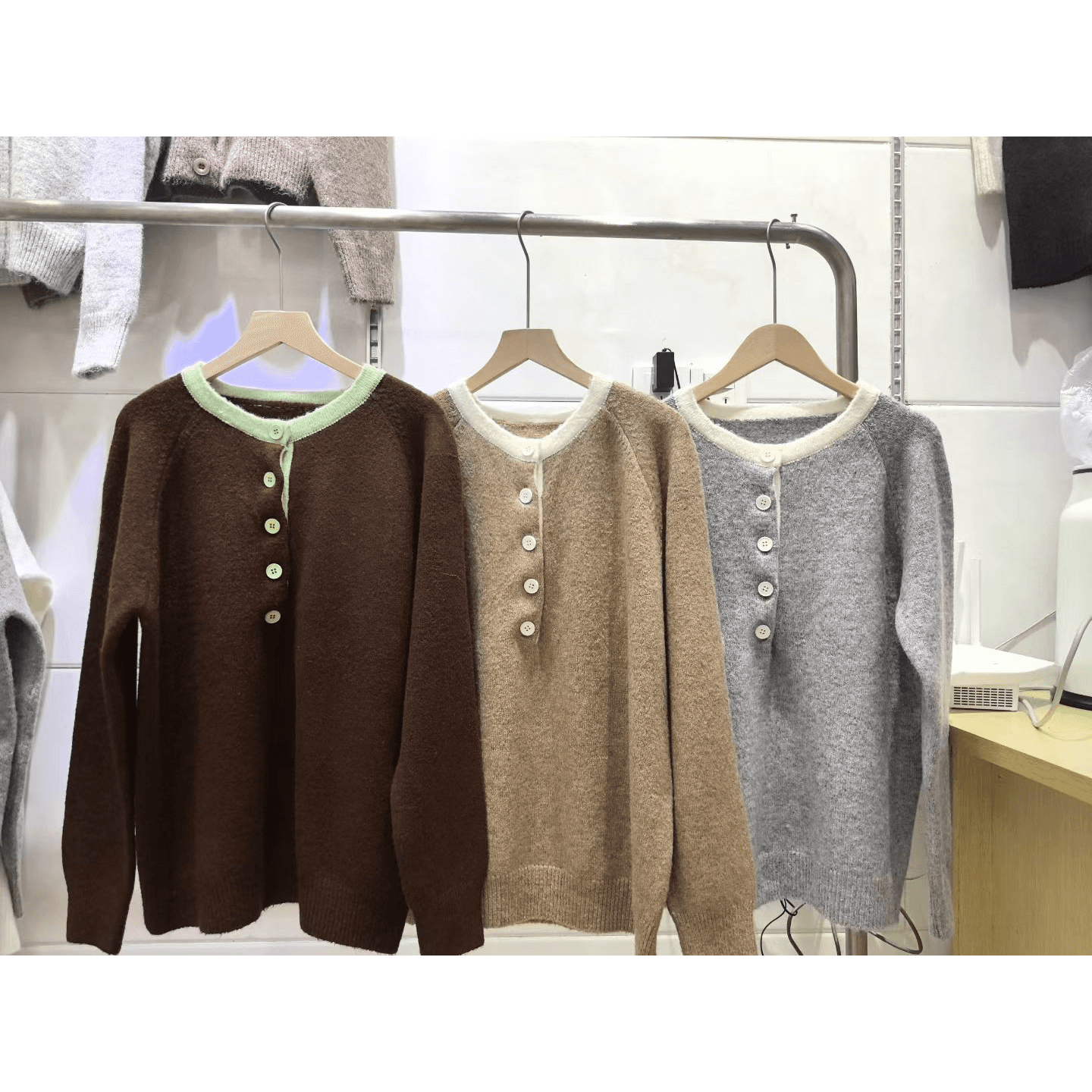 이른 가을 달콤함 품격 POLO 칼라 캐주얼 다용도 슬림해 보이는 단색 반팔 부드러운 찹쌀 니트 맨위 상세 이미지 5