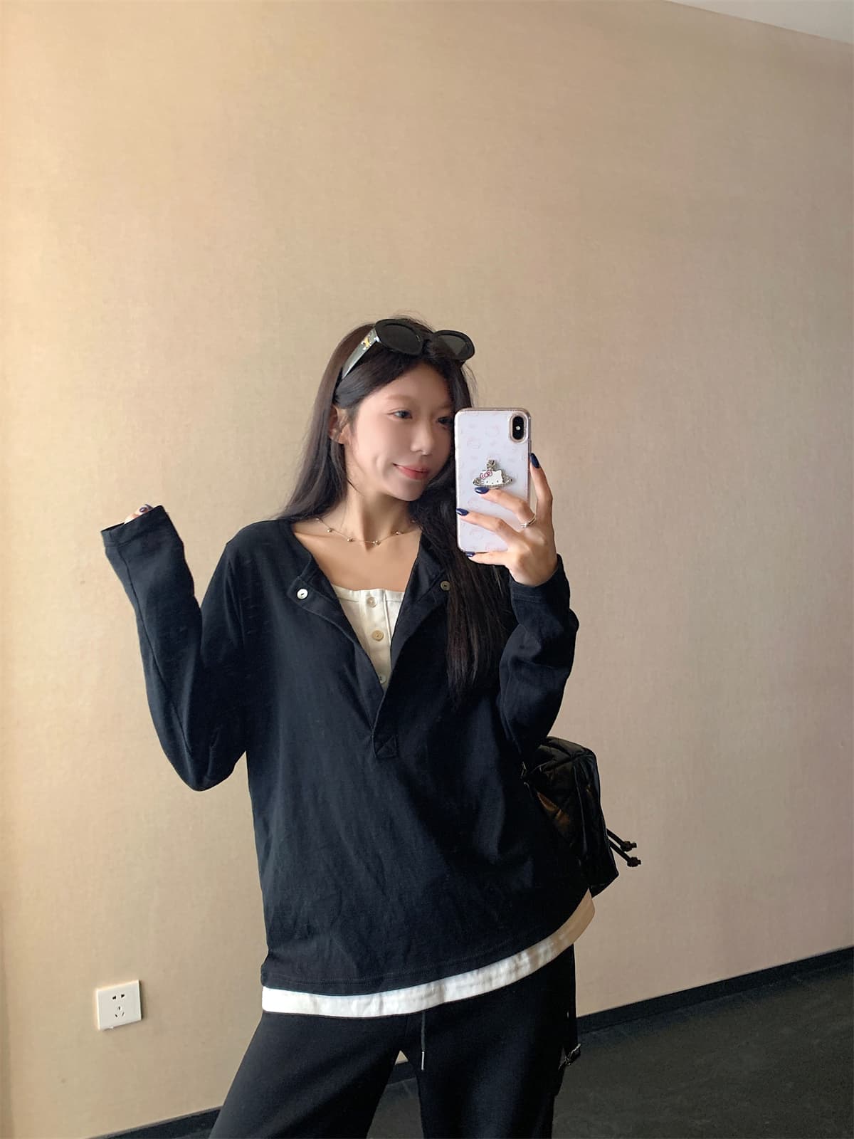 페이크 레이어드 배색 반 개방 칼라 단추 긴팔 티셔츠 여성 가을 2025 새로운 캐주얼 루즈핏 기본 셔츠 맨위 상세 이미지 4