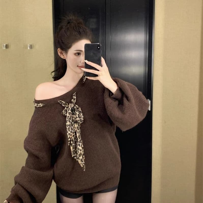 비스듬한 칼라 오프숄더 풀오버 스웨터 여자 가을 겨울 긴팔 니트 스웨터 레오파드 무늬 레이스업 느긋한 바람 루즈핏 캐주얼 맨위