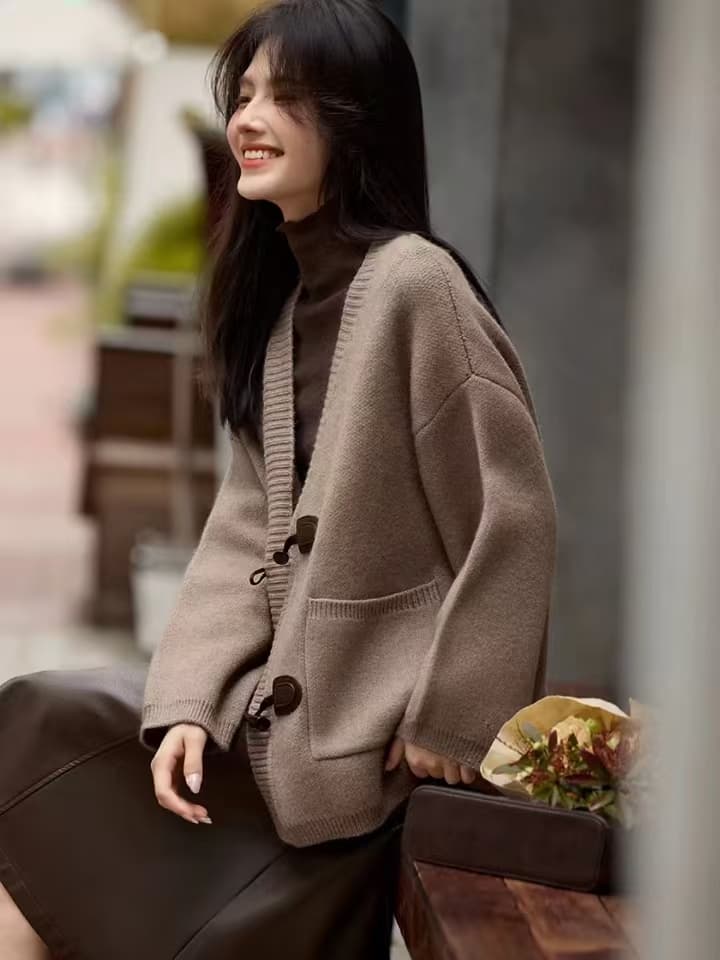 느긋한 바람 루즈핏 레트로 항구 바람 니트 오픈 가디건 여성 셔츠 가을 새로운 소뿔 버클 다용도 스웨터 여자 재킷 이미지 4