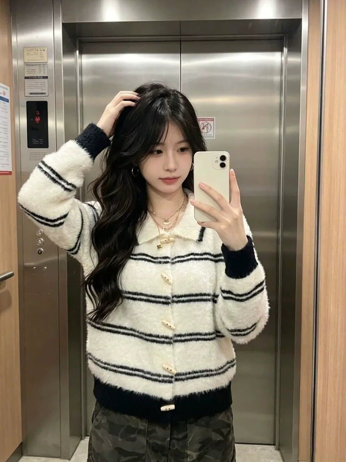 한 부서 배색 스트라이프 polo 폴로 칼라 오픈 가디건 나무 버클 니트 스웨터 슬림해 보이는 재킷 부드러운 찹쌀 디스플레이 화이트 니트 맨위 여성 이미지 4