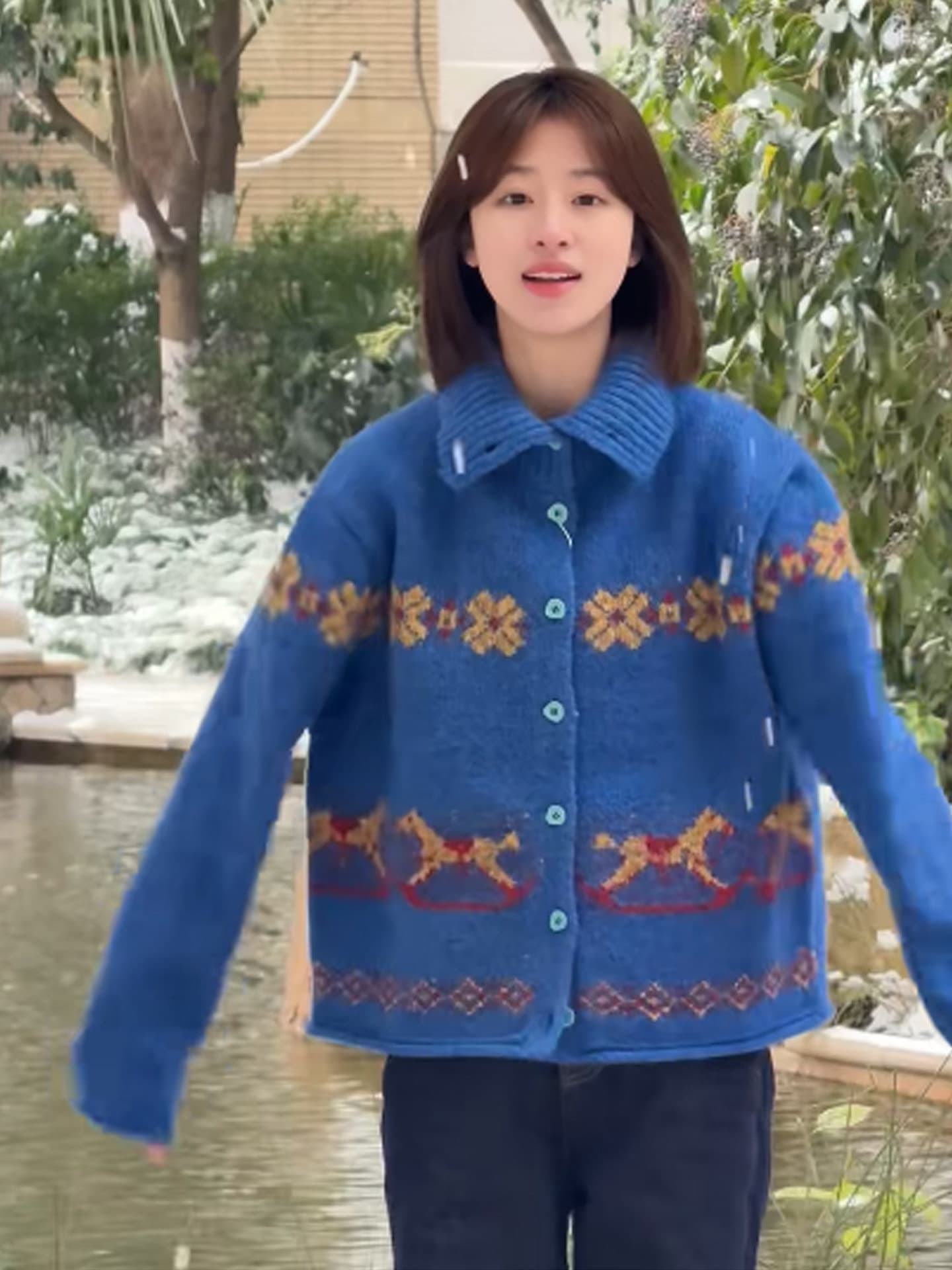 고급 센스 레트로 파란색 자카드 터틀넥 스웨터 여성 코트 봄 느긋한 세련된 다용도 니트 오픈 가디건 맨위 상세 이미지 2