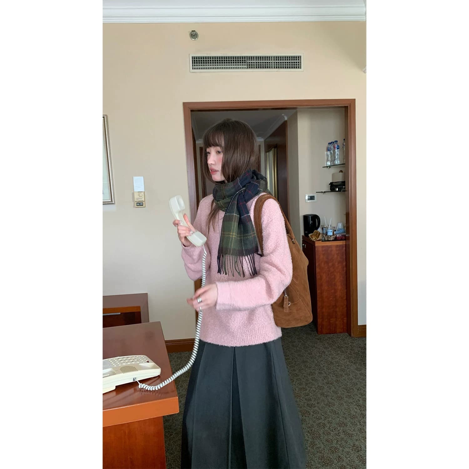 부드러운 찹쌀 질감 연령 감소 네클라인 배색 스웨터 가을 겨울 소녀 느긋한 한 부서 라운드 넥 털 니트 스웨터 맨위 이미지 2