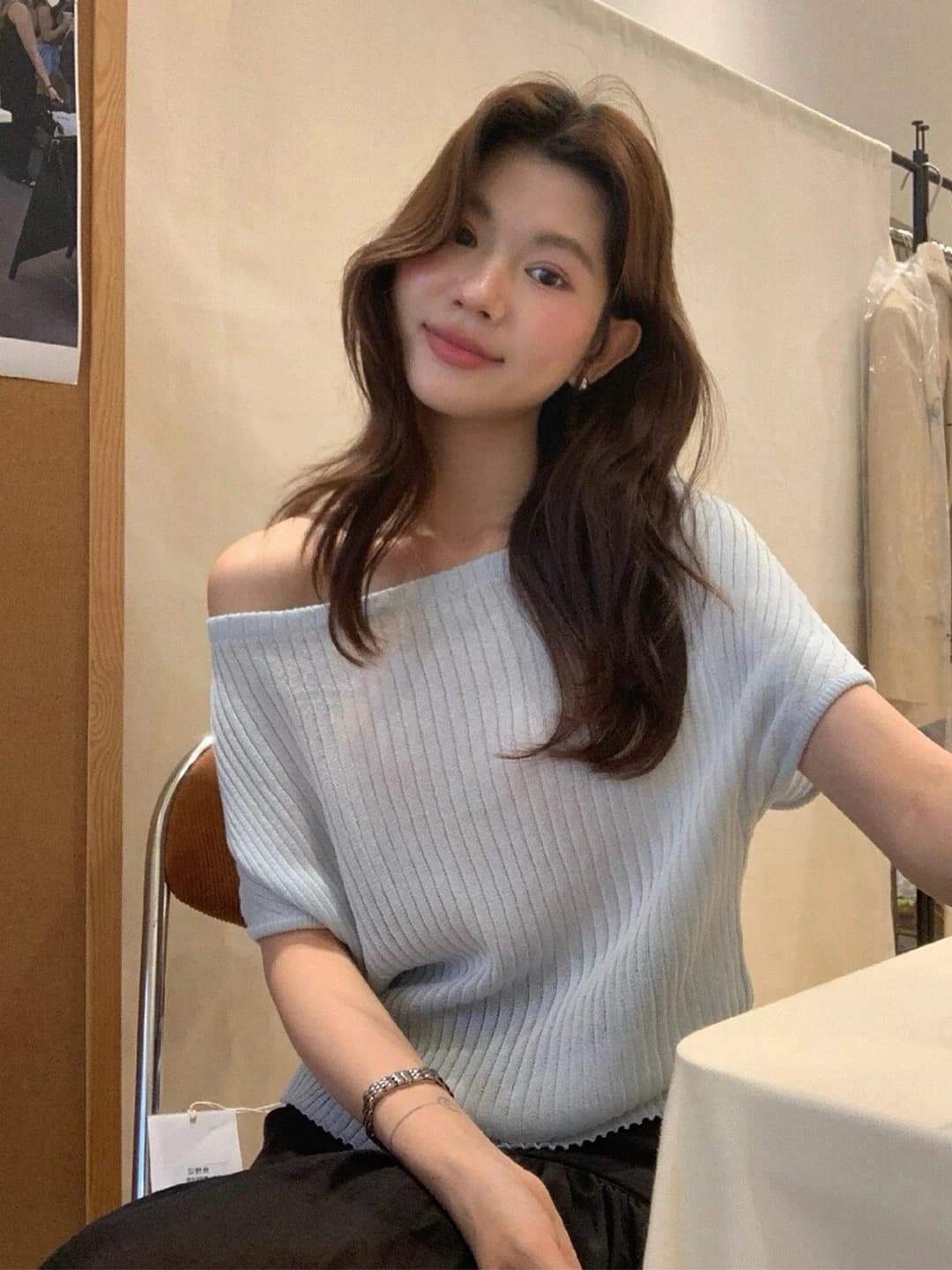 핑크색 세로 줄무늬 비스듬한 어깨 니트 반팔 티셔츠 여성 여름 프랑스식 오프숄더 2026 Chic 매우 요정 ~ 중 맨위 상세 이미지 2