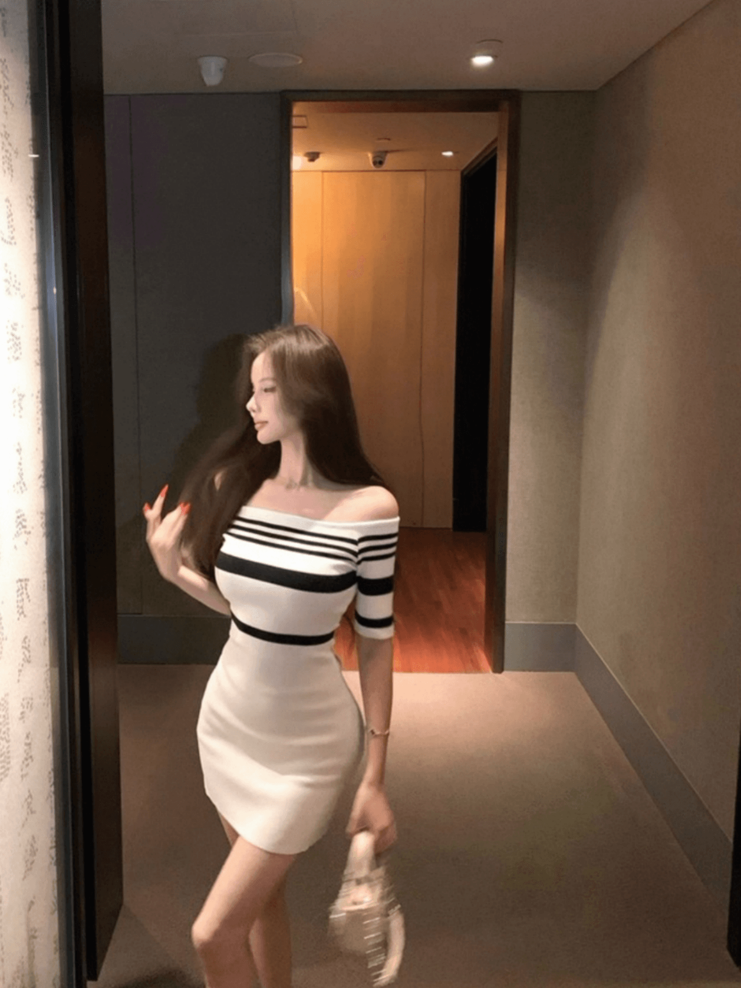 2026 한 부서 새로운 여름 흑백 줄무늬 오프숄더 허리 수축 드레스 품격 몸매 가꾸기 니트 원피스 상세 이미지 2