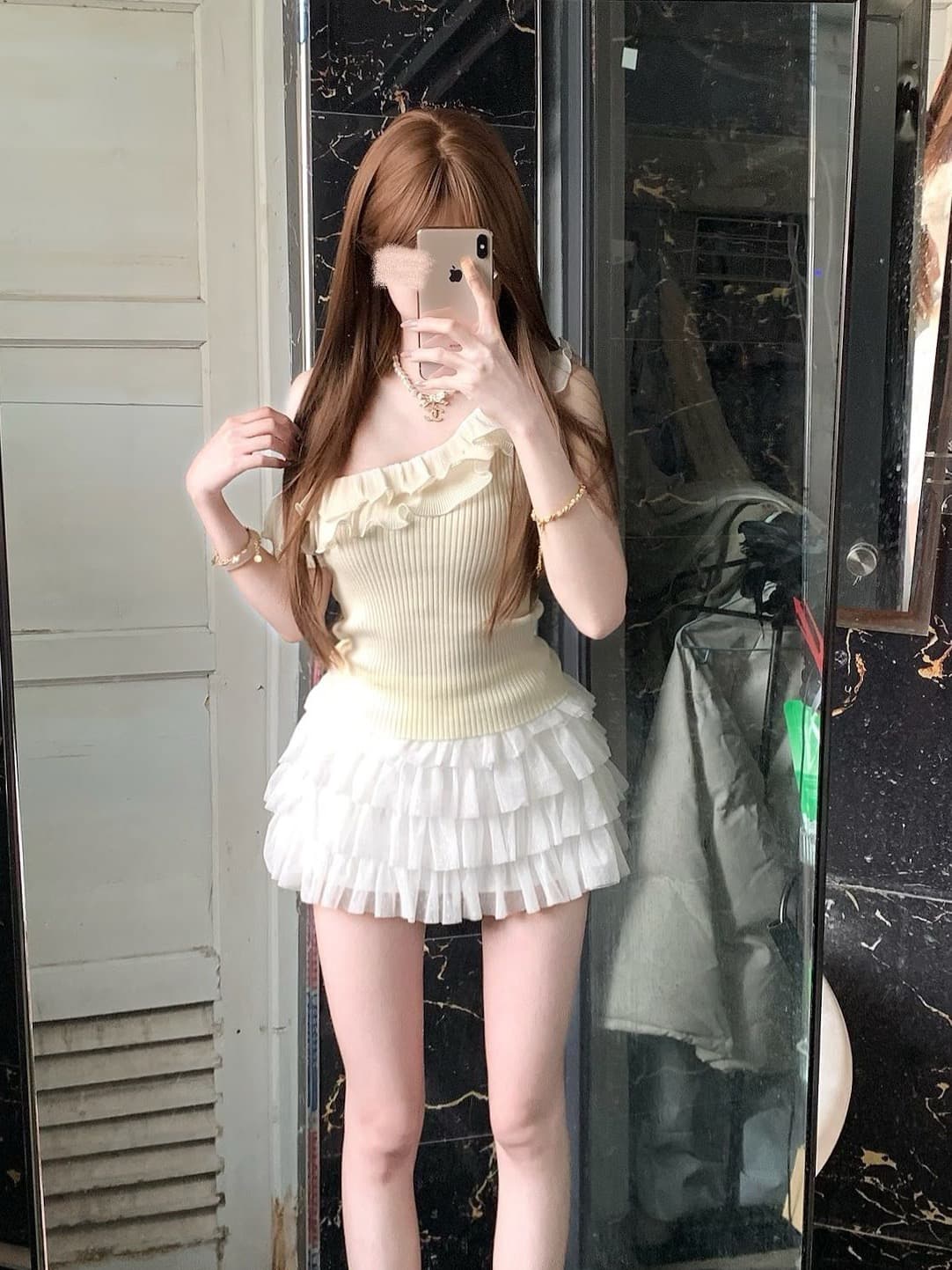 핫걸 비스듬한 어깨 니트 캐미솔 여름 프릴 몸매 가꾸기 슬림해 보이는 쇼트 스타일 민소매 상세 이미지 3