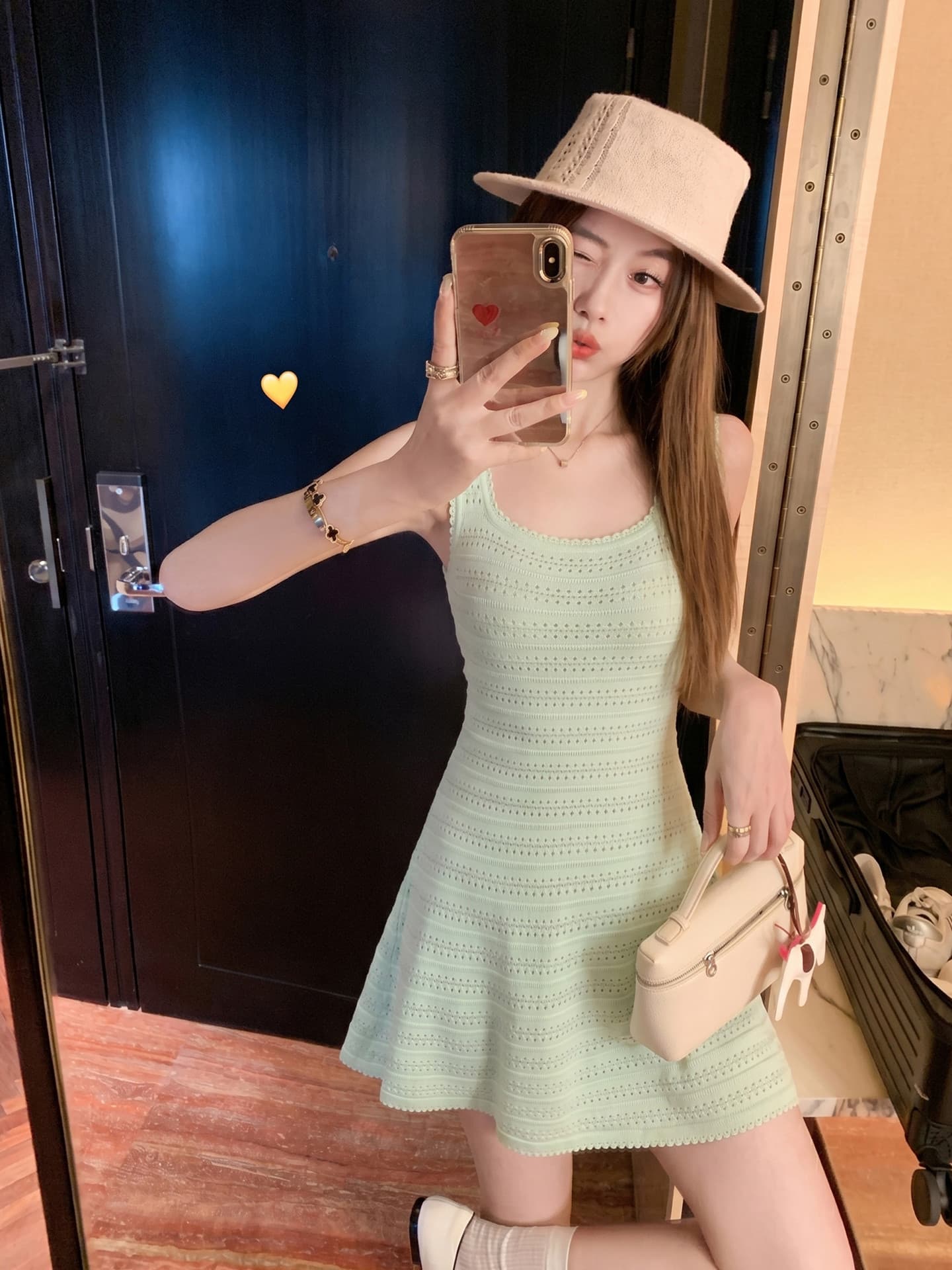 2026 한 부서 녹색 u 칼라 홀로우 아웃 민소매 조끼 여성 드레스 여름 허리 수축 슬림해 보이는 한 마디 미니 스커트 이미지 2