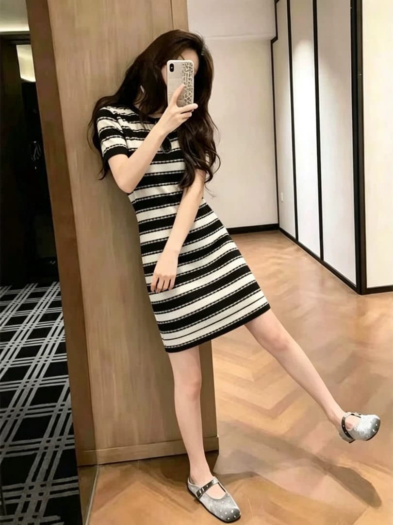 프랑스식 느긋한 센스 스트라이프 반팔 니트 드레스 2026 여름 새로운 작은 키 미니멀리즘 캐주얼 스트레이트 치마 여성 이미지 4