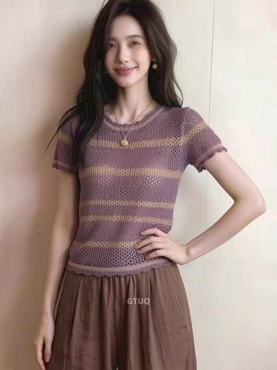 2026 여름 새로운 배색 스트라이프 홀로우 아웃 니트 반팔 여성 의류 캐주얼 루즈핏 출퇴근 바람 고급 센스 맨위 상세 이미지 3