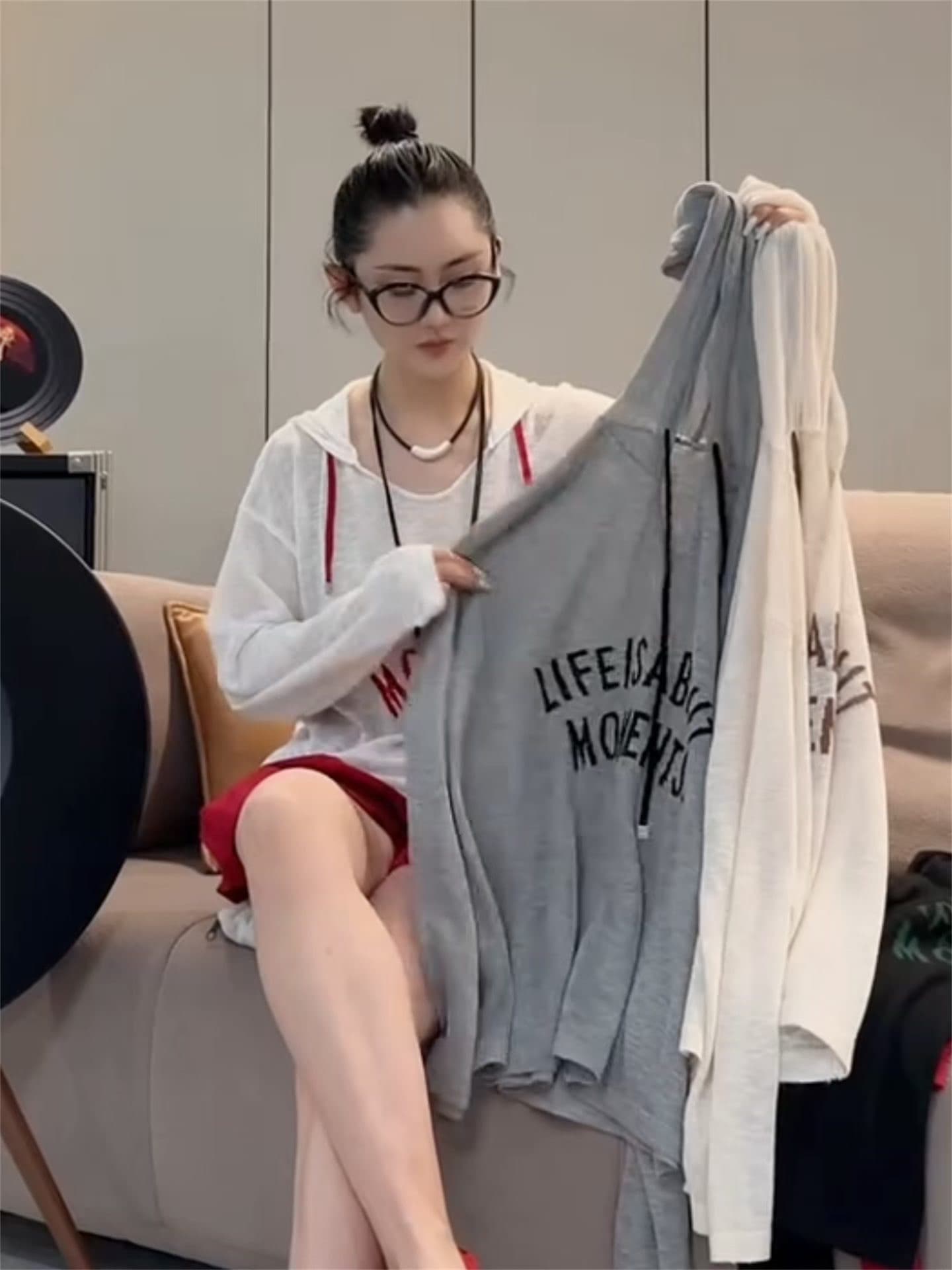 유럽 한 패치워크 색상 알파벳 펌프 로프 후드 태양 보호 셔츠 여성 여름 신조류 외국 가스 마이크로 ~을 통해 긴팔 티셔츠 루즈핏 얇은 맨위 상세 이미지 4