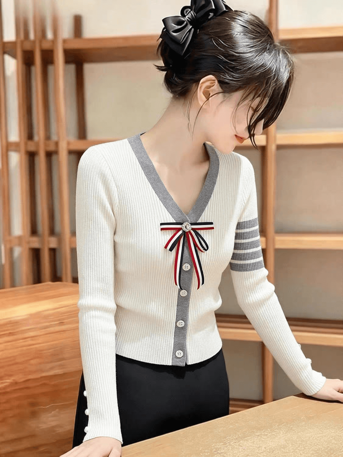빛 럭셔리 배색 측면 V넥 나비 매듭 긴팔 스웨터 니트 스웨터 여성 2026 이른 가을 새로운 몸매 가꾸기 슬림해 보이는 맨위 이미지 2