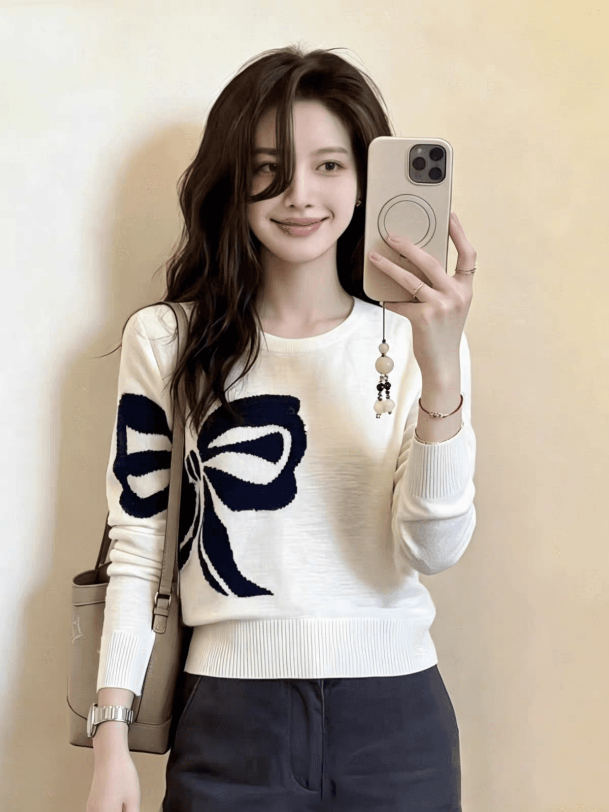 나비 매듭 자카드 라운드 넥 긴팔 티셔츠 여성 얇은 스타일 몸매 가꾸기 니트 스웨터 2026 새로운 조기 가을 쇼트 스타일 맨위 이미지 4