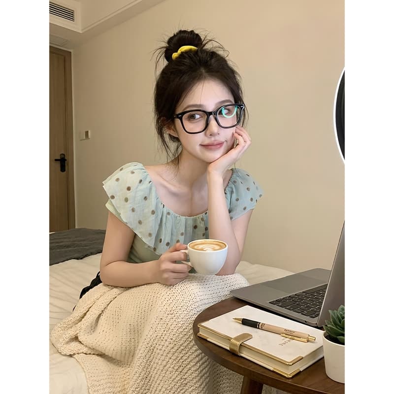 프랑스식 고급 센스 도트 무늬 프릴 오프숄더 반팔 티셔츠 여성 여름 다용도 몸매 가꾸기 슬림해 보이는 오프숄더 맨위 이미지 4