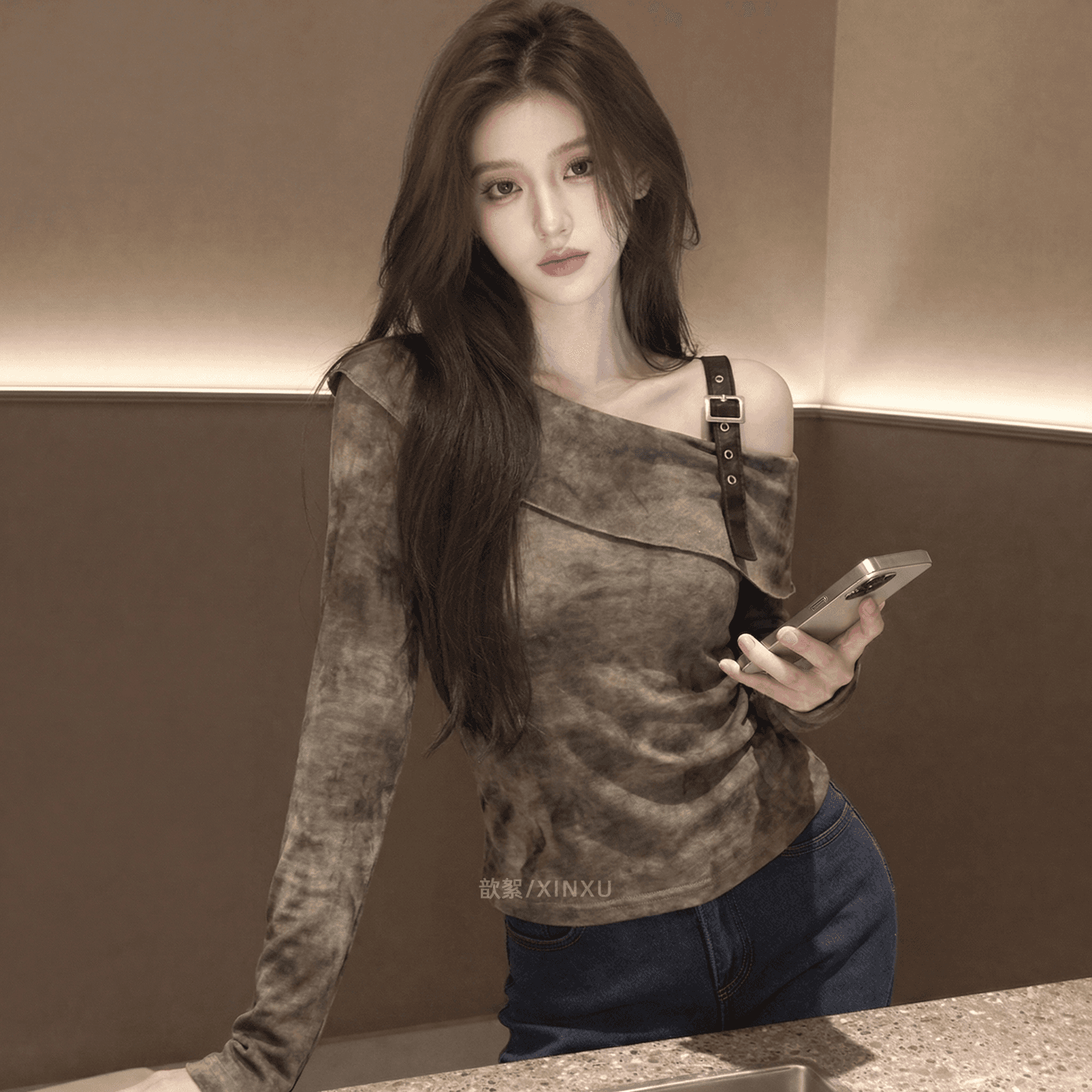 2026 봄 새로운 한 부서 레트로 홀치기 염색 비스듬한 어깨 긴팔 디자인 센스 오프숄더 허리 수축 슬림해 보이는 품격 맨위 여성 상세 이미지 4
