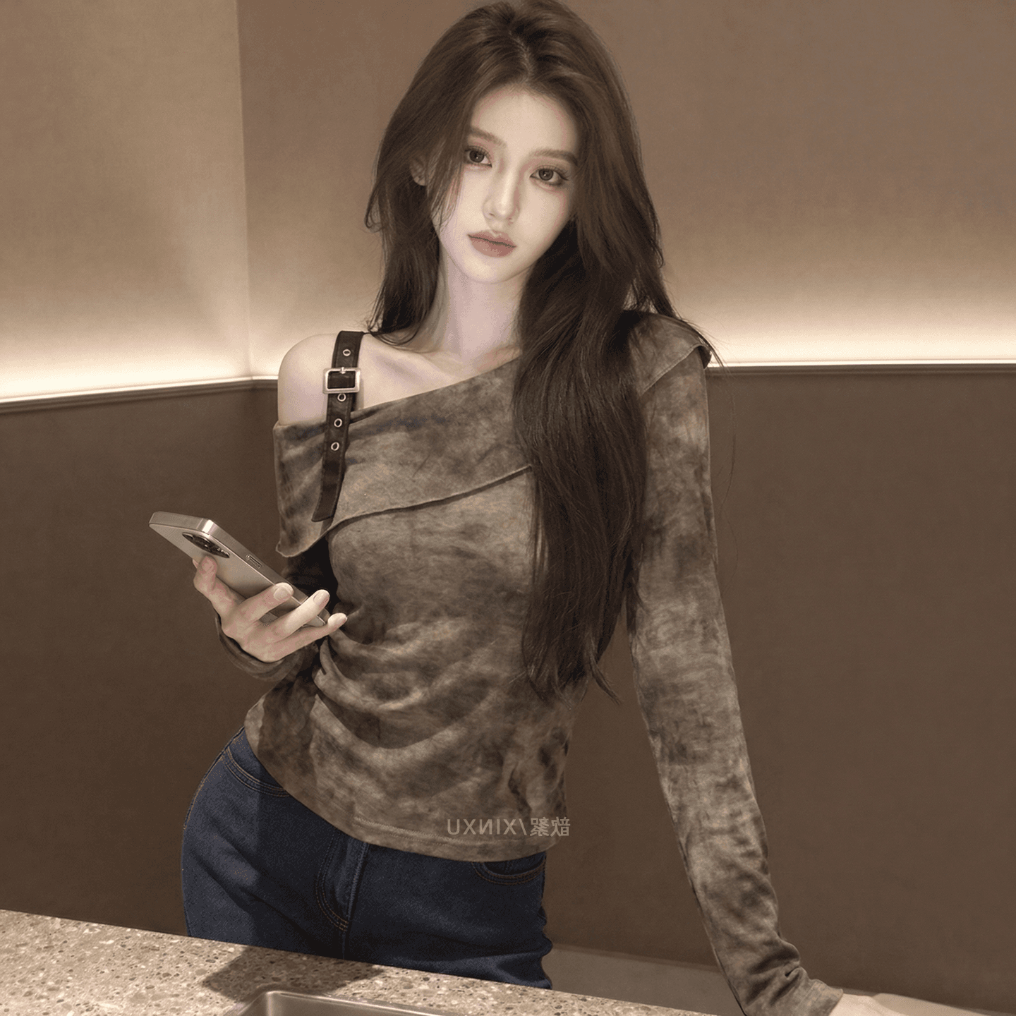 2026 봄 새로운 한 부서 레트로 홀치기 염색 비스듬한 어깨 긴팔 디자인 센스 오프숄더 허리 수축 슬림해 보이는 품격 맨위 여성 상세 이미지 5