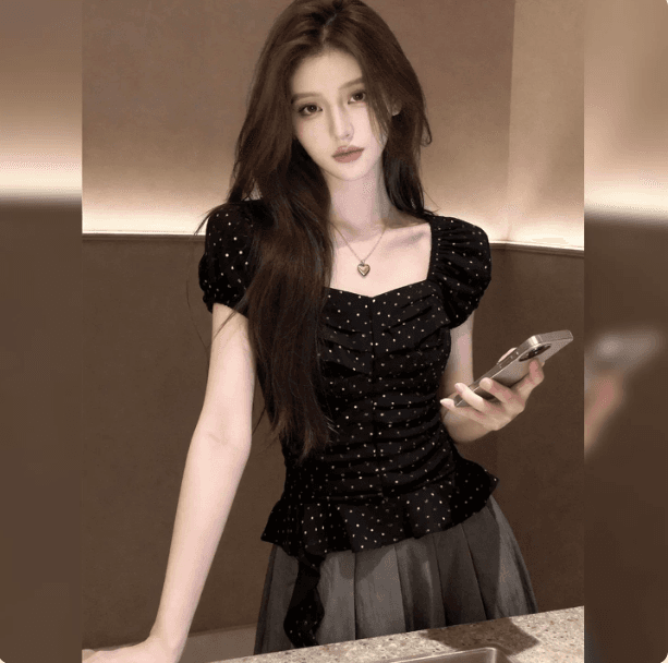 한 부서 주름 패치워크 연꽃 잎 밑단 도트 무늬 검정색 맨위 2026 년 여름 여성 의류 새로운 부드러운 품격 작은 셔츠