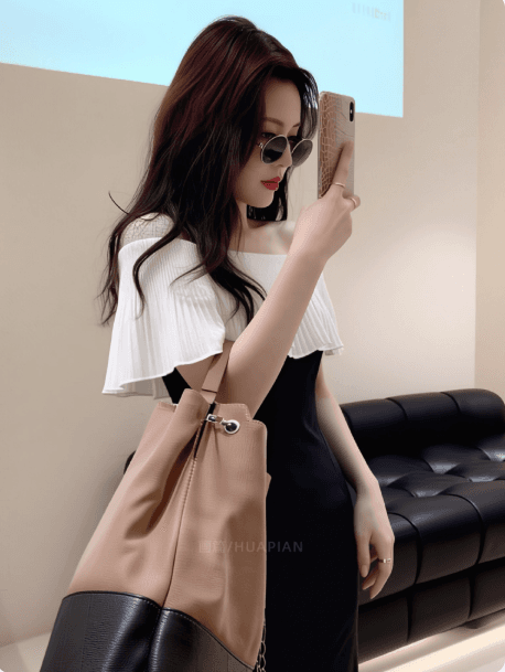 2026 여름 새로운 오프숄더 프릴 흑인과 백인 패치워크 색상 인사이드 잡아라. 의류 여성 슬림해 보이는 품격 출퇴근 바람 몸매 가꾸기 이미지 3