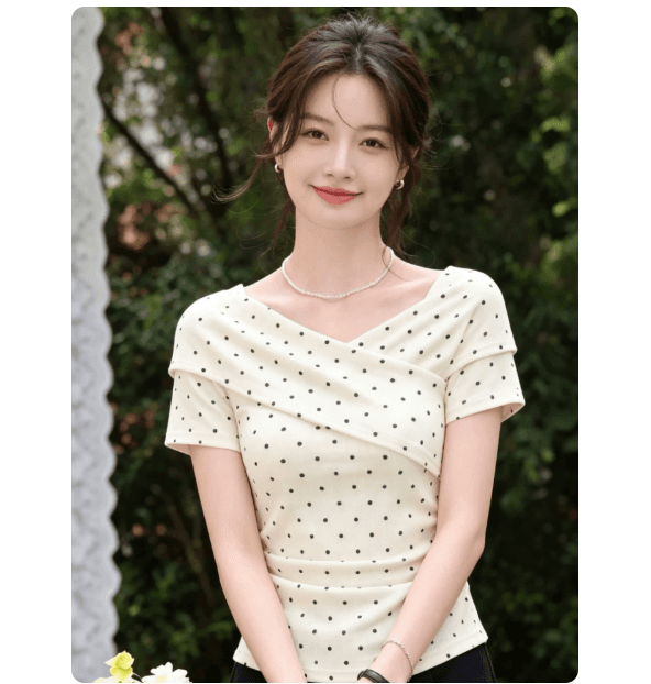 프랑스식 자이언트 잘 생긴 ~ 중 베이지 색 도트 무늬 V넥 맨위 여성 2026 여름 새로운 반팔 티셔츠 디자인 센스 작은 대중 이미지 2
