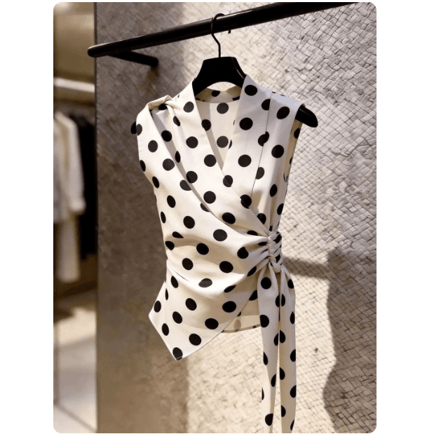 2026 여름 올해 인기 도트 무늬 민소매 조끼 허리 수축 슬림해 보이는 디자인 센스 작은 대중 출퇴근 V넥 맨위 여성