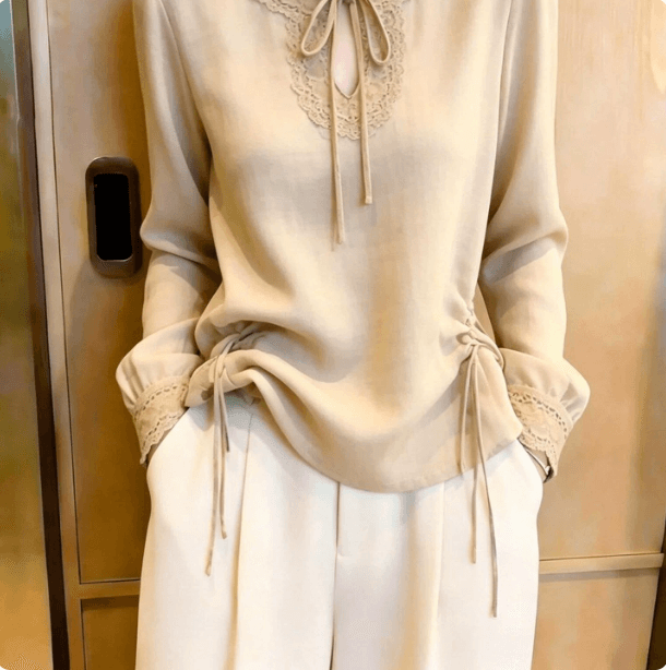 2026 여름 새로운 V넥 레이스업 레이스 맨위 여성 긴 소매 루즈핏 펌프 로프 고급 센스 출퇴근 빅 사이즈 품격 이미지 3