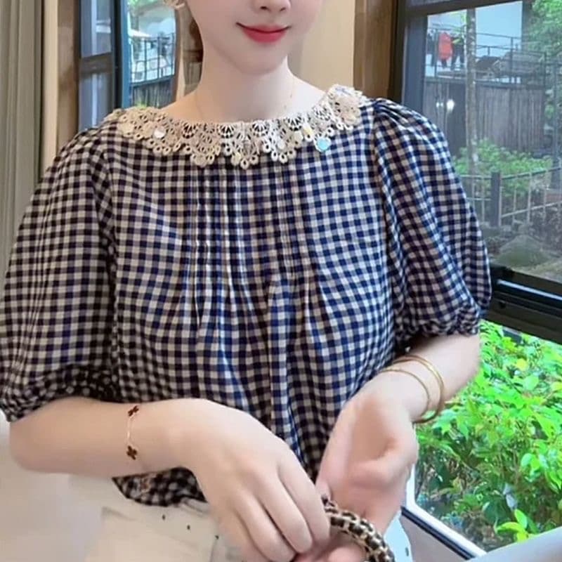 레이스 레이스 라운드 넥 체크무늬 베이비 칼라 여성 셔츠 2026 여름 패션 품격 연령 감소 다용도 반팔 셔츠 상세 이미지 3