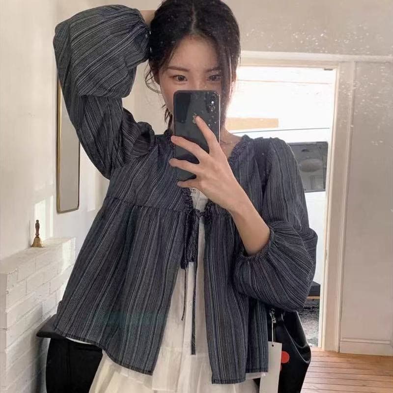새로운 패션 부드러운 바람 스트라이프 프랑스식 레이스업 프릴 페이크 레이어드 V넥 긴팔 셔츠 맨위 여성 상세 이미지 2