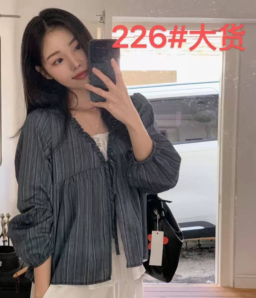 새로운 패션 부드러운 바람 스트라이프 프랑스식 레이스업 프릴 페이크 레이어드 V넥 긴팔 셔츠 맨위 여성