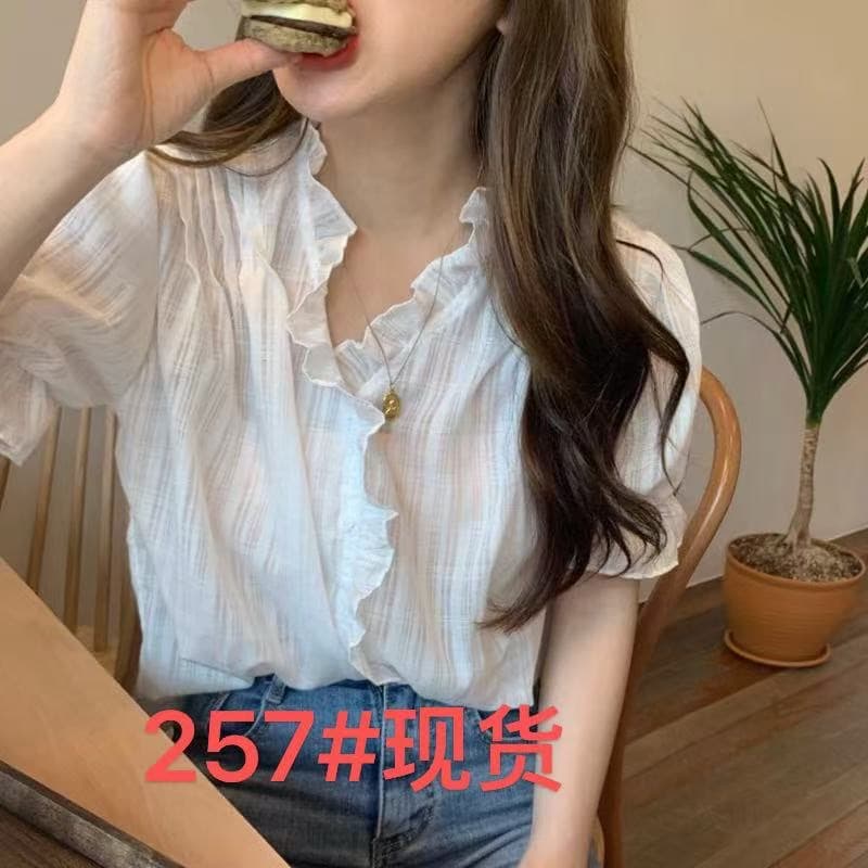 프랑스식 레트로 V넥 반팔 여성 셔츠 여름 2026 새로운 디자인 센스 작은 대중 레트로 얇은 스타일 작은 청신 맨위