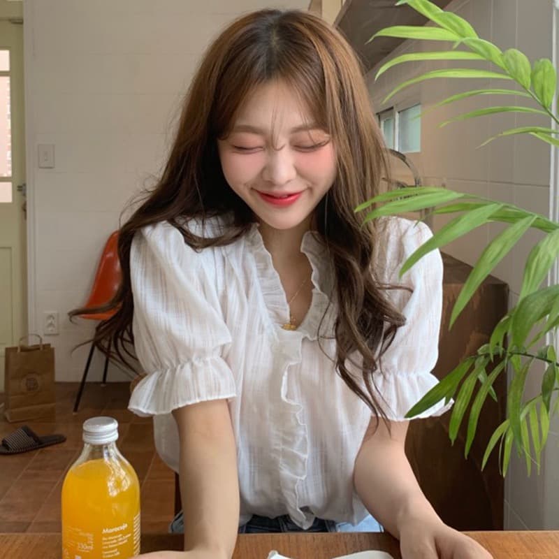 프랑스식 레트로 V넥 반팔 여성 셔츠 여름 2026 새로운 디자인 센스 작은 대중 레트로 얇은 스타일 작은 청신 맨위 이미지 3