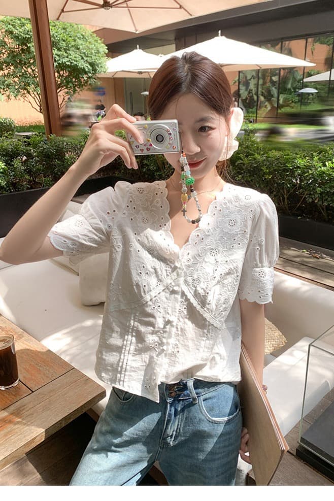 프랑스식 화이트 레이스 홀로우 아웃 V넥 거품 소매 반팔 여성 셔츠 여름 작은 키 셔츠 맨위 상세 이미지 4
