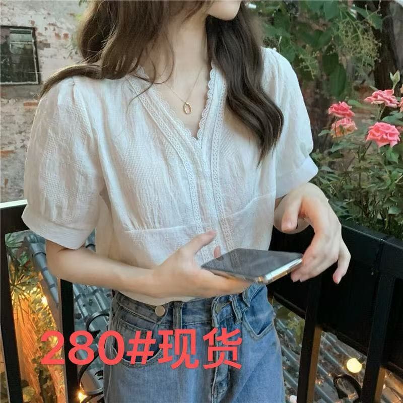 여름 2026 새로운 V넥 레이스 거품 소매 흰 셔츠 디자인 센스 작은 대중 빛 요리 한 반팔 셔츠 맨위 여성