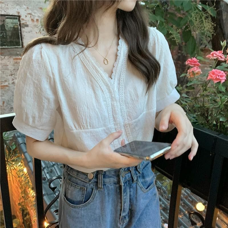 여름 2026 새로운 V넥 레이스 거품 소매 흰 셔츠 디자인 센스 작은 대중 빛 요리 한 반팔 셔츠 맨위 여성 이미지 3