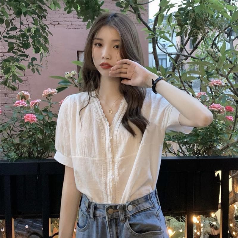 여름 2026 새로운 V넥 레이스 거품 소매 흰 셔츠 디자인 센스 작은 대중 빛 요리 한 반팔 셔츠 맨위 여성 이미지 4