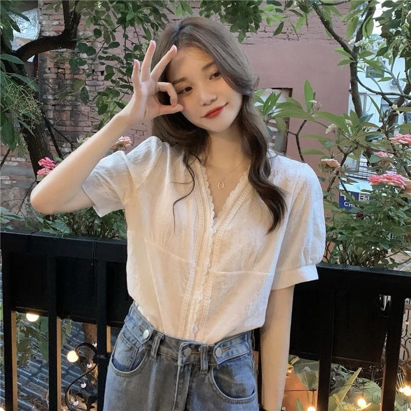 여름 2026 새로운 V넥 레이스 거품 소매 흰 셔츠 디자인 센스 작은 대중 빛 요리 한 반팔 셔츠 맨위 여성 상세 이미지 5