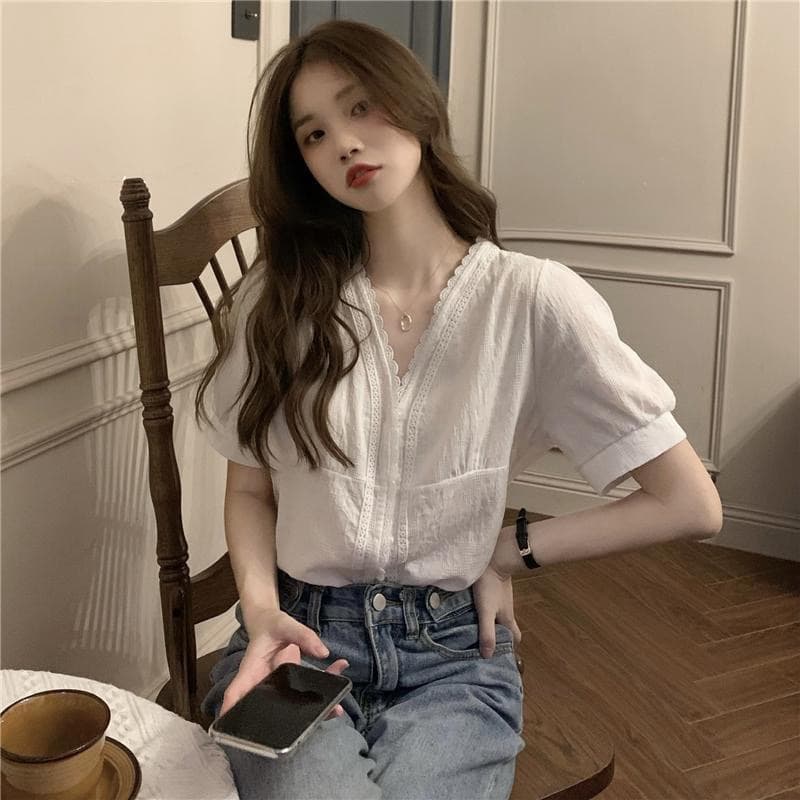 여름 2026 새로운 V넥 레이스 거품 소매 흰 셔츠 디자인 센스 작은 대중 빛 요리 한 반팔 셔츠 맨위 여성 상세 이미지 6