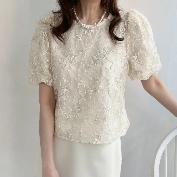 2026 여름 3 차원 꽃잎 홀로우 아웃 레이스 작은 셔츠 여성 프랑스식 라운드 넥 거품 소매 맨위 라운드 넥 셔츠 이미지 2