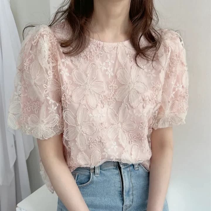 2026 여름 3 차원 꽃잎 홀로우 아웃 레이스 작은 셔츠 여성 프랑스식 라운드 넥 거품 소매 맨위 라운드 넥 셔츠 상세 이미지 3