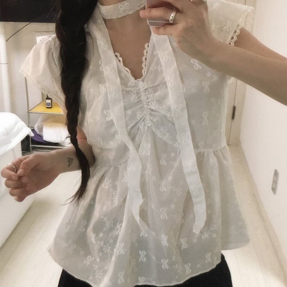 일본과 한국 부서 한국 ins 여름 달콤함 연령 감소 V넥 스트랩 행침 목 나비 매듭 자수 반팔 셔츠 맨위