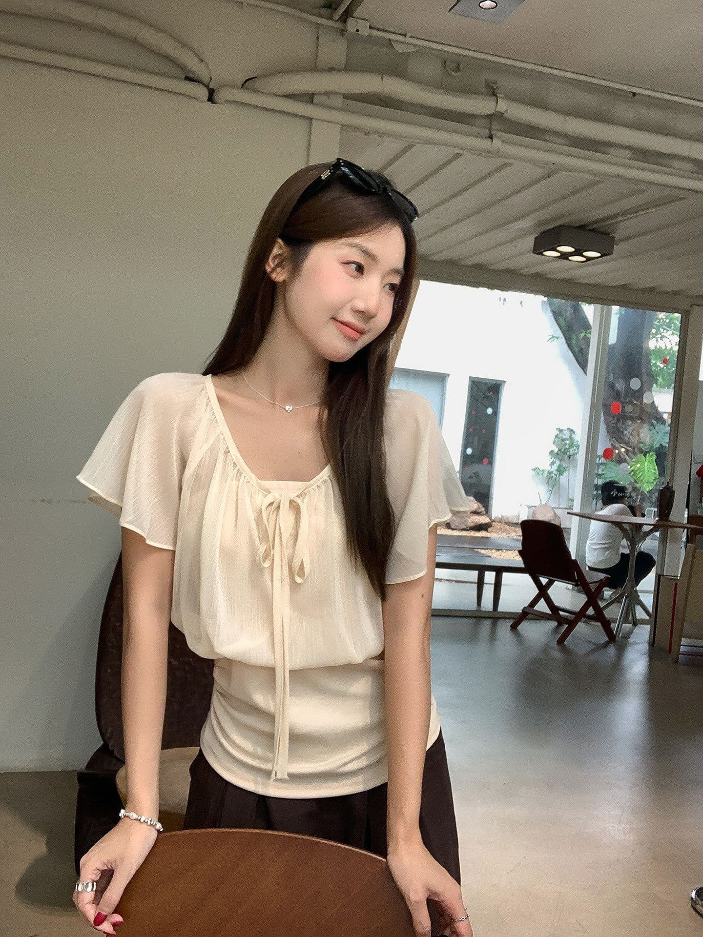 얕은 살구 색상 페이크 레이어드 패치워크 레이스업 V넥 연꽃 잎 소매 여성 셔츠 여름 허리 수축 슬림해 보이는 품격 맨위 상세 이미지 1