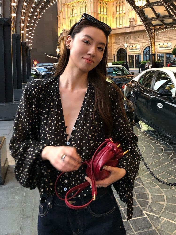 한 부서 고급 센스 검정색 도트 무늬 V넥 여성 셔츠 2026 여름 새로운 루즈핏 슬림해 보이는 다용도 자외선 차단 맨위 이미지 4