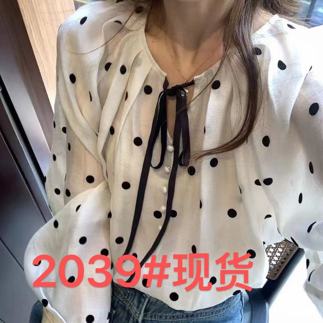 2026 도트 무늬 프랑스식 나비 매듭 새로운 셔츠 가을 의상 디자인 달콤한 미적 감각 작은 대중 긴팔 쉬폰 셔츠 맨위