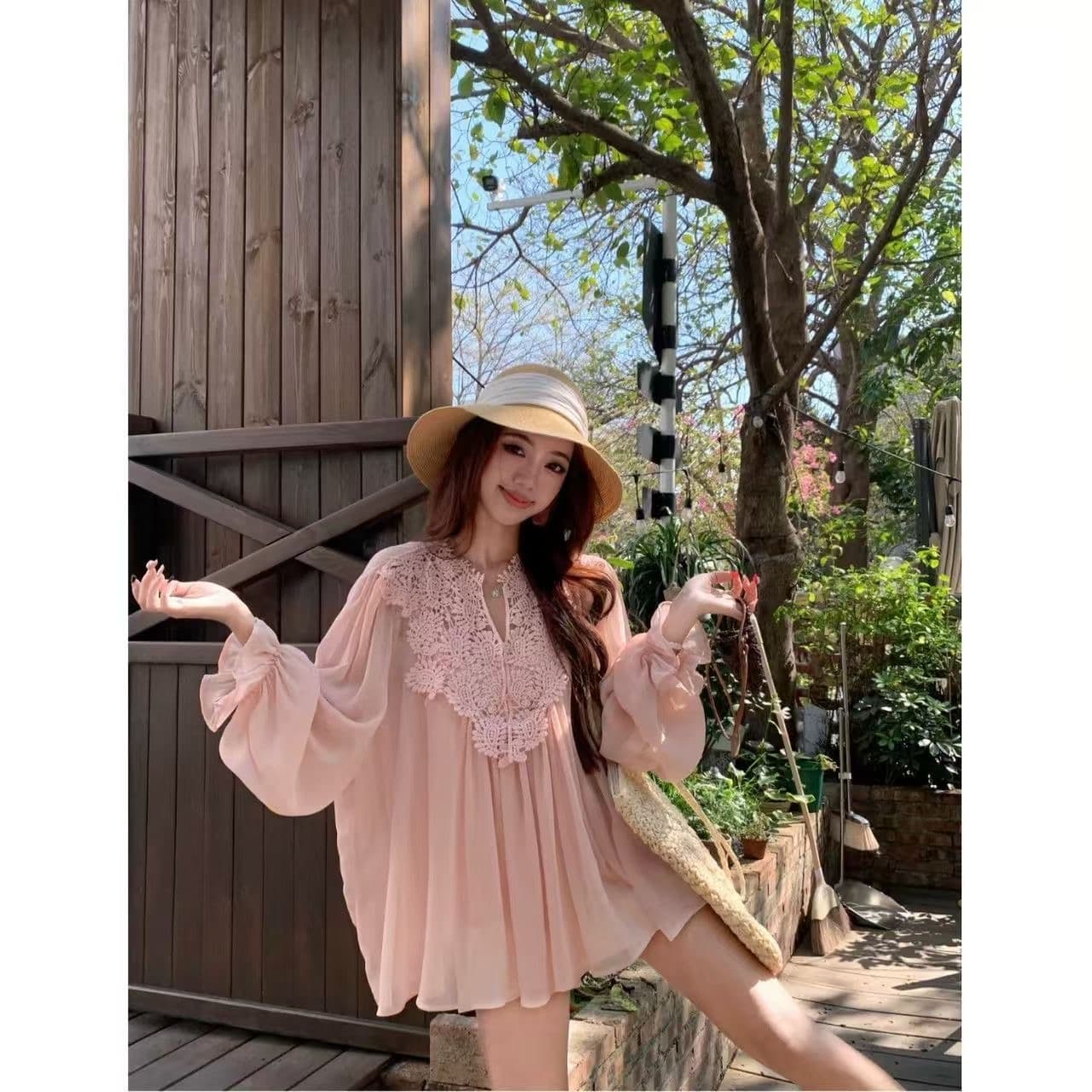 슈퍼 요정 레이스 홀로우 아웃 패치워크 V넥 여성 셔츠 새로운 프랑스식 느긋한 바람 벌룬 소매 자외선 차단 쉬폰 톱 여성 이미지 2