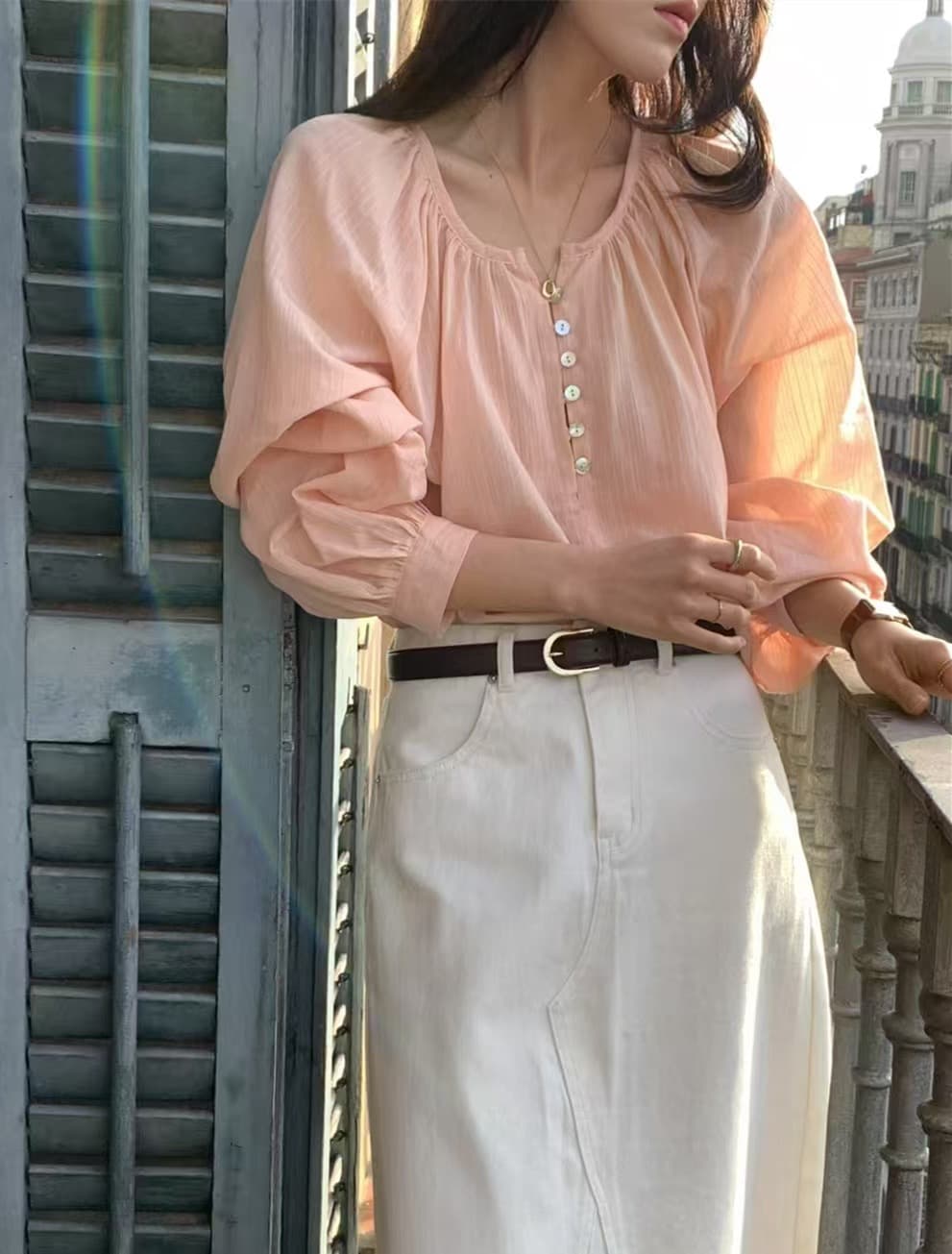 있음 선적 프랑스식 부드러운 느긋한 바람 라운드 넥 단일 행 조개 버클 디자인 루즈핏 슬림해 보이는 긴팔 셔츠 둘 색상 상세 이미지 4