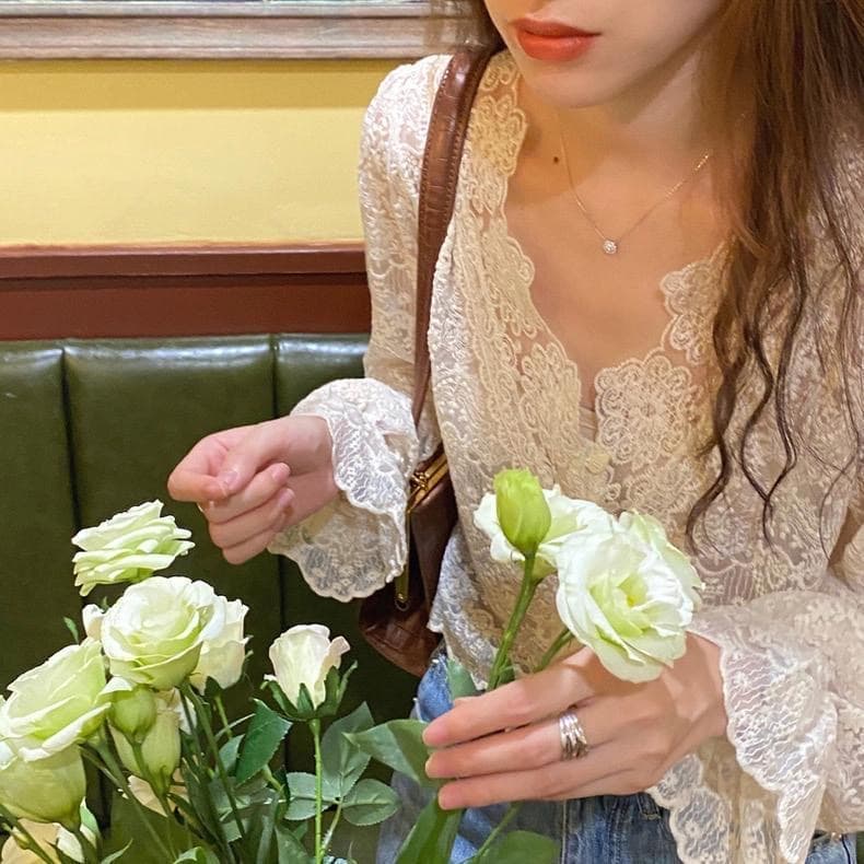 프랑스식 고유 한 Chic 레이스 여성 셔츠 가을 고급 디자인 센스 작은 대중 자수 홀로우 아웃 아름다운 V넥 맨위 상세 이미지 5